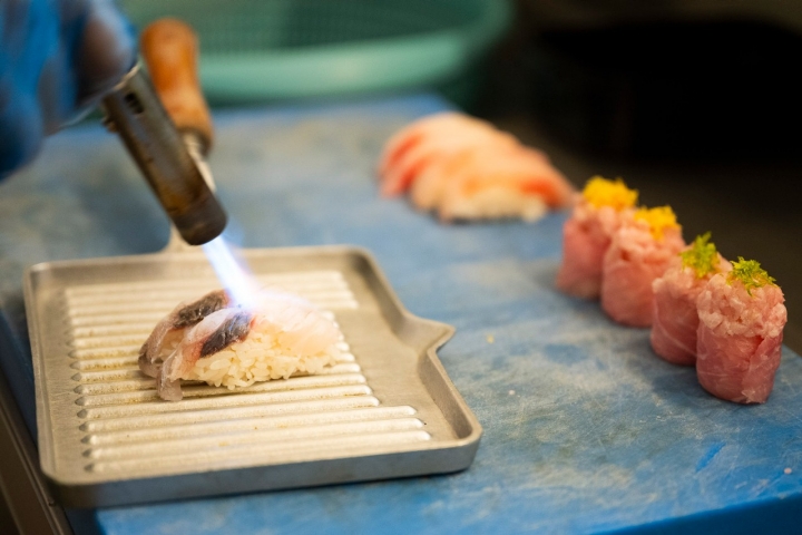 Preparação do sushi no Mar Sushi Terrace, no Pico 