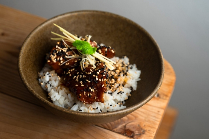 Buta No Kakuni, barriga de porco marinada sobre arroz branco, no Mar Sushi Terrace 