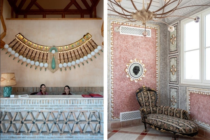 À esquerda, um lustre-mural dourado dá as boas-vindas na recepção, criação do Klove Studio. À direita, o candelabro de ouriços-do-mar de Nicolás Cesbron