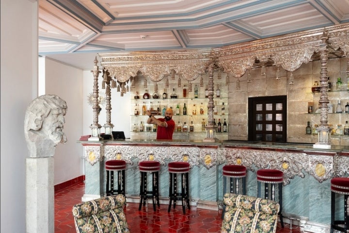 O balcão do hotel, um dos ex-libris e que pode ser visitado por não-hóspedes, foi feito pela sevilhana Villarreal, responsável por altares da Semana Santa