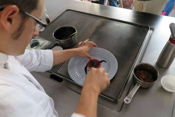 Preparando el Croché para uno de los platos de Dani García