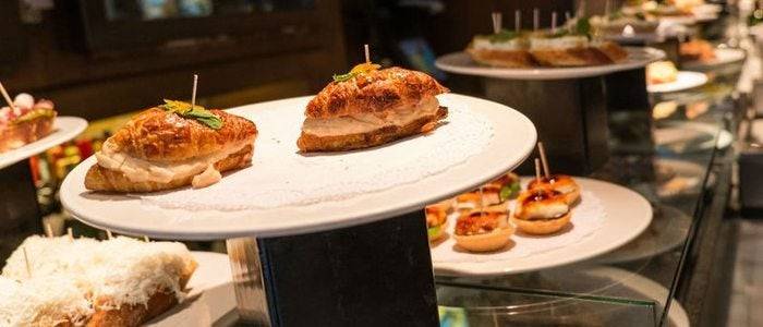 En Bilbao es difícil encontrar un bar que no tenga una barra completa de pintxos.