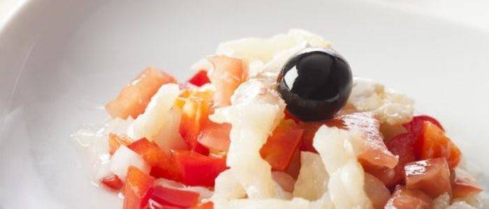 Ensalada de bacalao y tomate.