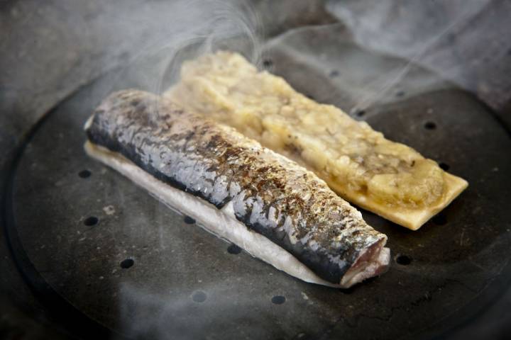 Sardina ahumada con huesos de aceituna.