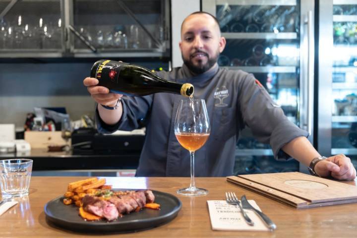 David Camino sirve una copa de vino en el 'Anyway Wine Bar' de Málaga.