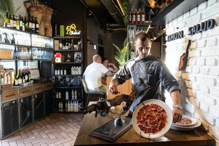 Cortador de jamón del 'Anyway Wine Bar' de Málaga.