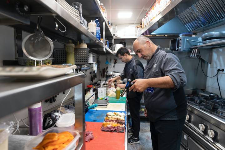 Trabajo en la cocina del 'Anyway Wine Bar' de Málaga.