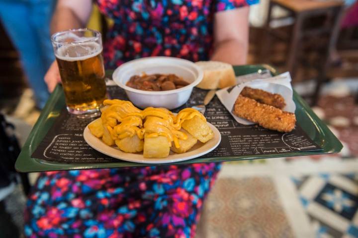 Las croquetas de cocido, las patatas bravas y los 'michirones' triunfan en su barra.