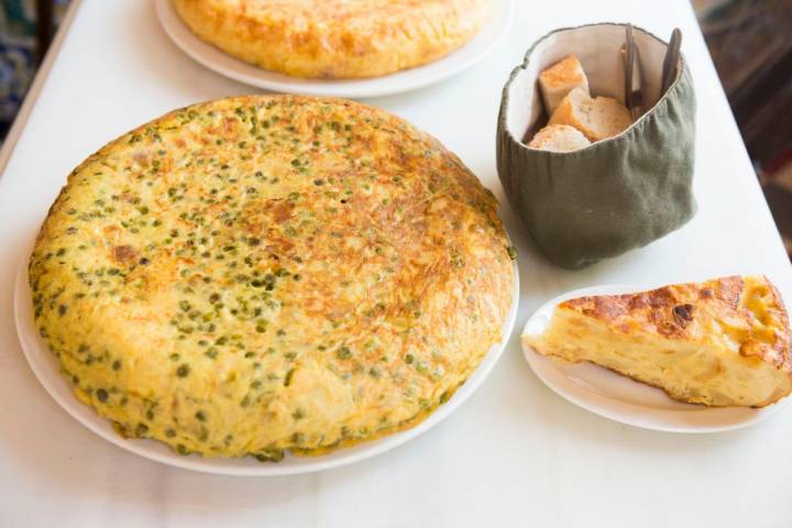 Las tortillas de Carmelo son la tapa emblemática del bar.