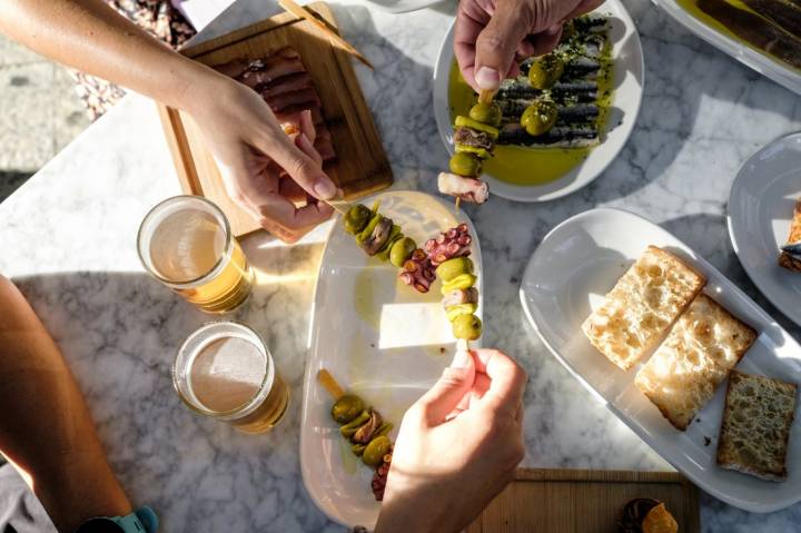 Unas gildas de pulpo, anchoa, aceituna y piparra