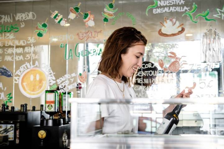 Una de las propietarias de La Gildería tras la barra del bar