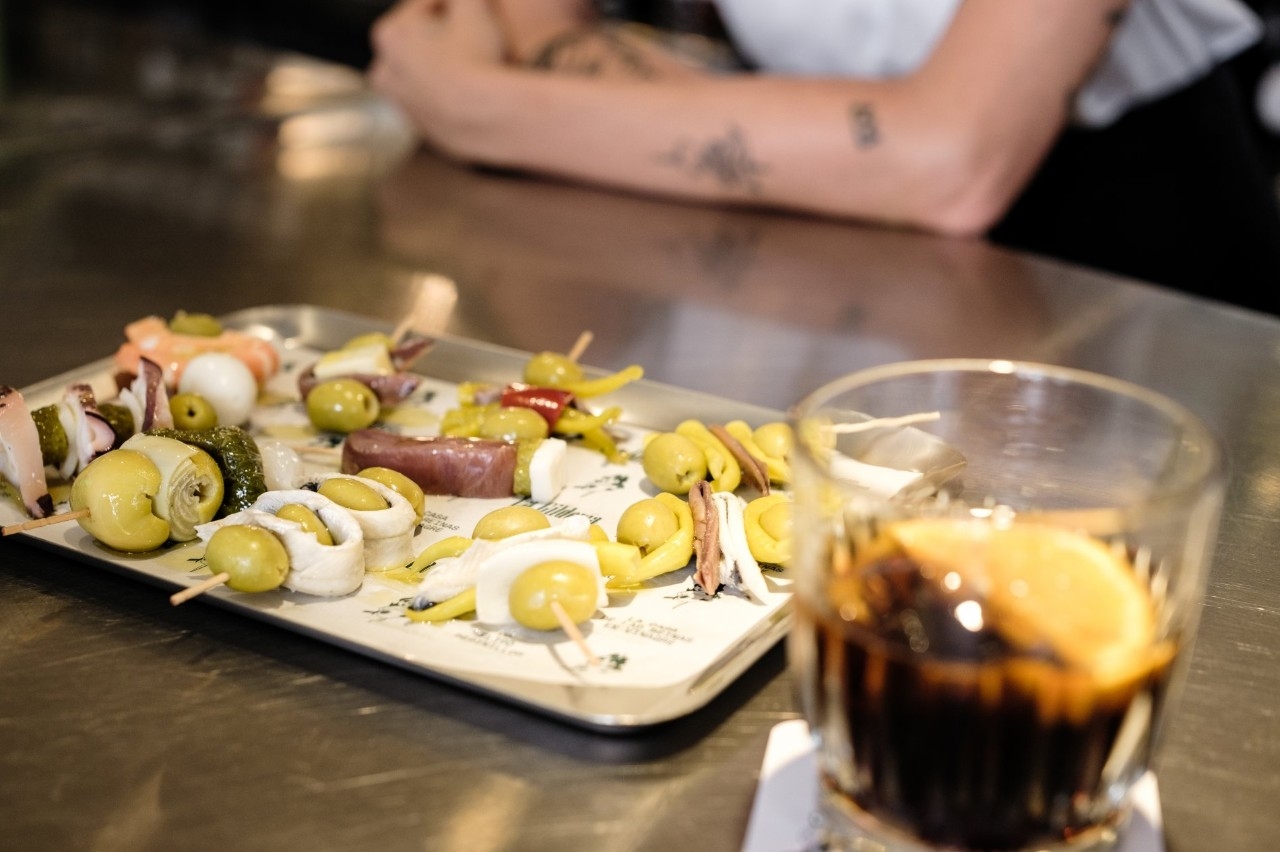 Bandeja con gildas en la barra de La Gildería de Madrid