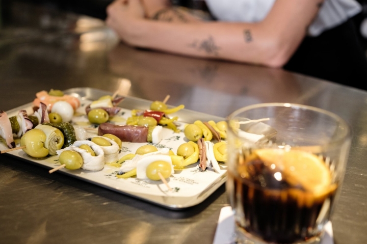 Bandeja con gildas en la barra de La Gildería de Madrid