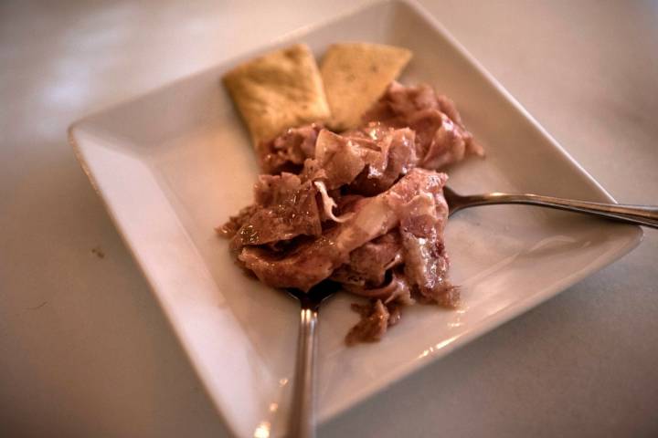 Tapa de chicharrones en 'Marcelino Vinos y Ultraporcinos'.