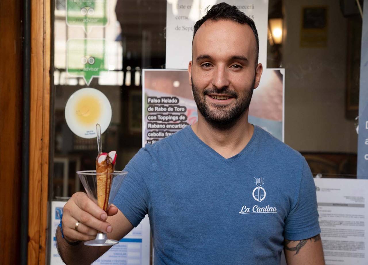 Luis Cembrero junto a su tapa ganadora. Foto: María Aizpuru