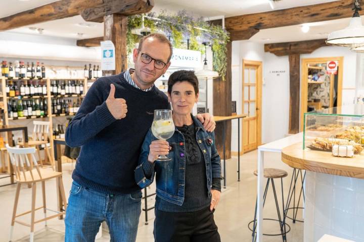 El chef Igor Arregi junto a Pilar, en 'Amona María'.