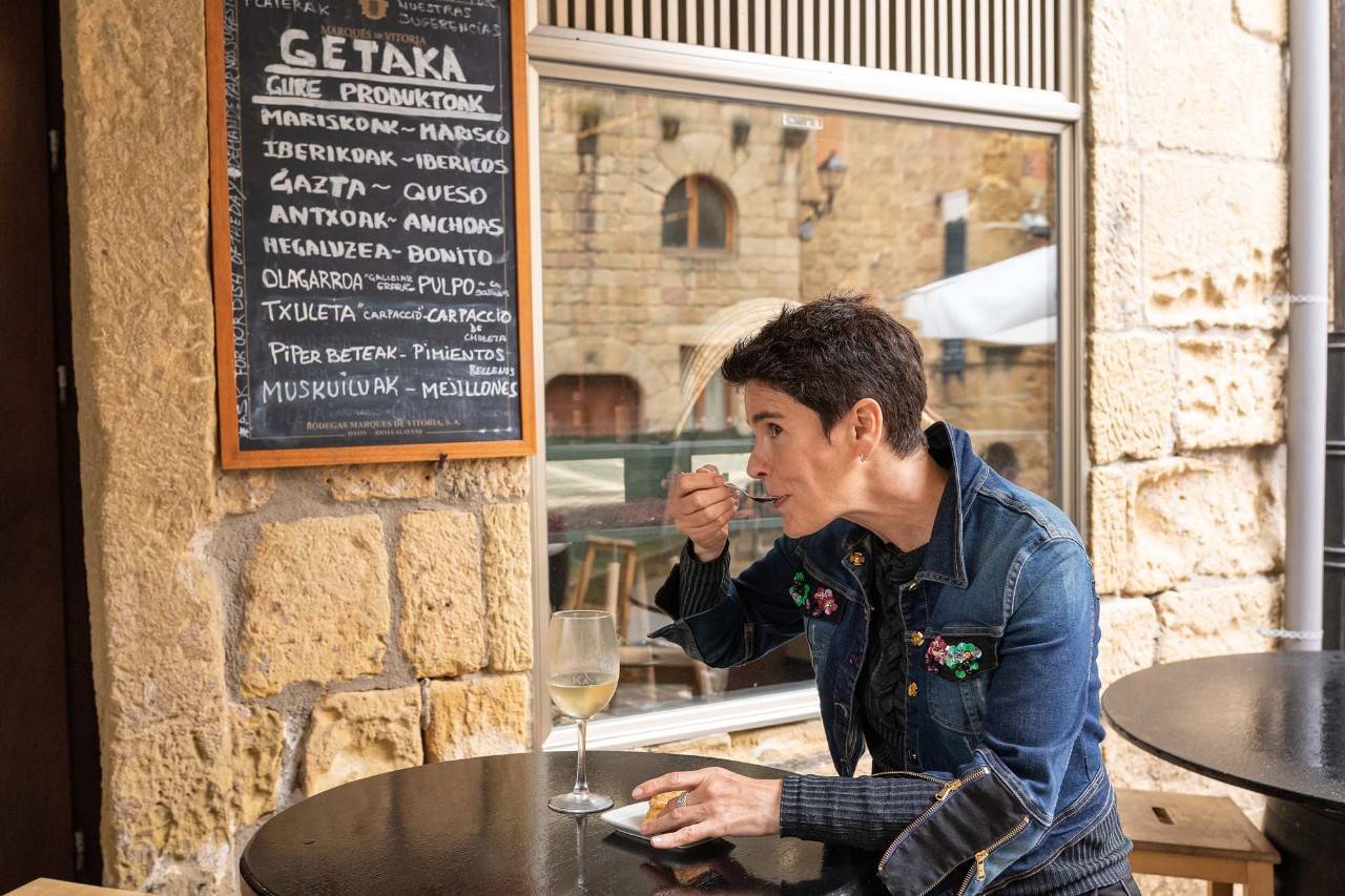 Pilar Manterola comiendo un pintxo.