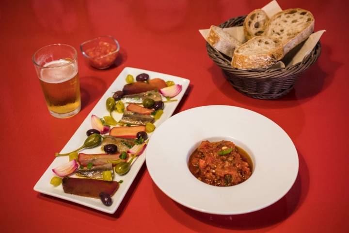 Tapas de salazones y 'titaina' del Canbayal en el bar Mar d'Amura, Valencia.