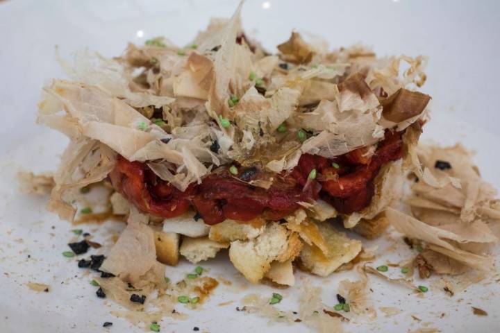 Tapa de Esgarraet de bacalao confitado del Tofolet, en Valencia.