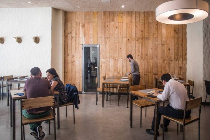 Ambiente en las mesas del restaurante 'Tofolet', en Valencia.