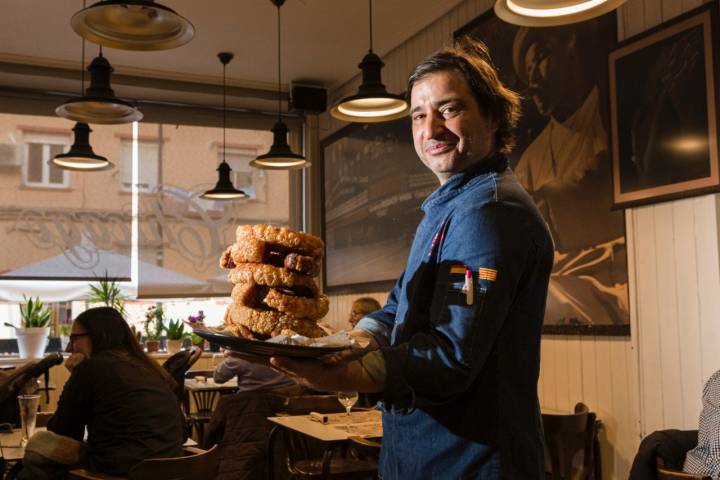 José María Calvo sostiene una bandeja de torreznos