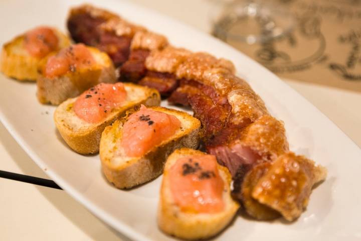 Ración de pan con tomate y torreznos en el Café Chicago