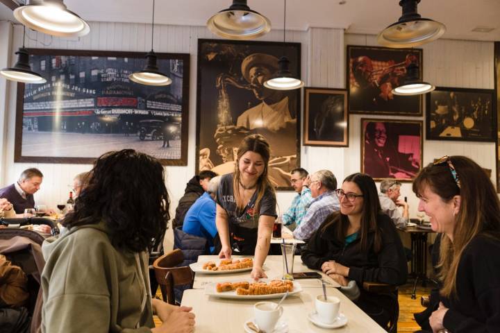 Ivana Calvo sirviendo una mesa de clientes en el Café Chicago