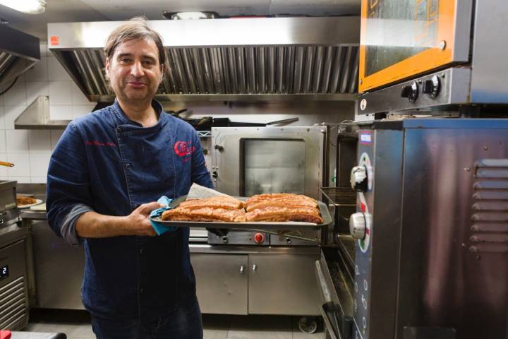 José María Calvo sacando una tanda de torreznos del horno. 