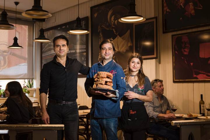 Juan Carlos, José María e Ivana Calvo, en el comedor del Café Chicago