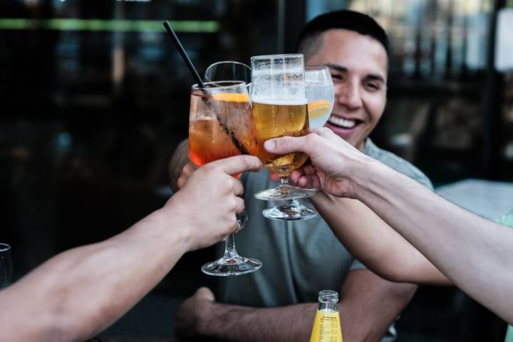 Brindis tras más de dos meses de estricto confinamiento en la Terraza de San Antón.