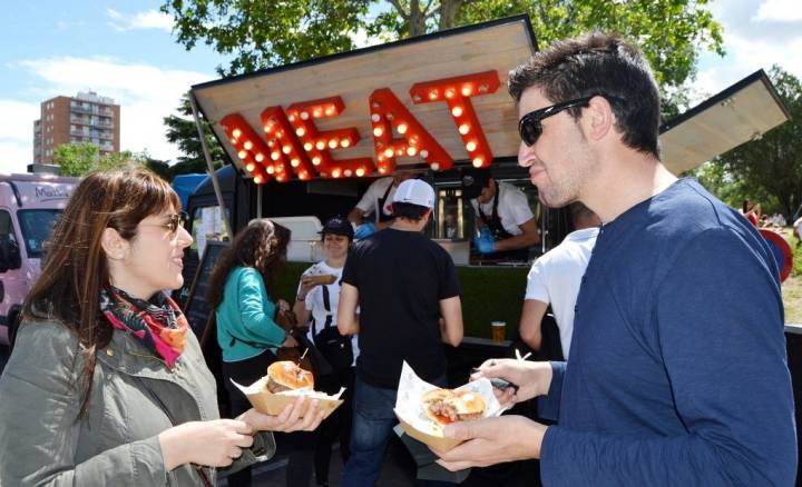 Disfrutando de las hamburguesas de uno de los Foodtrucks.