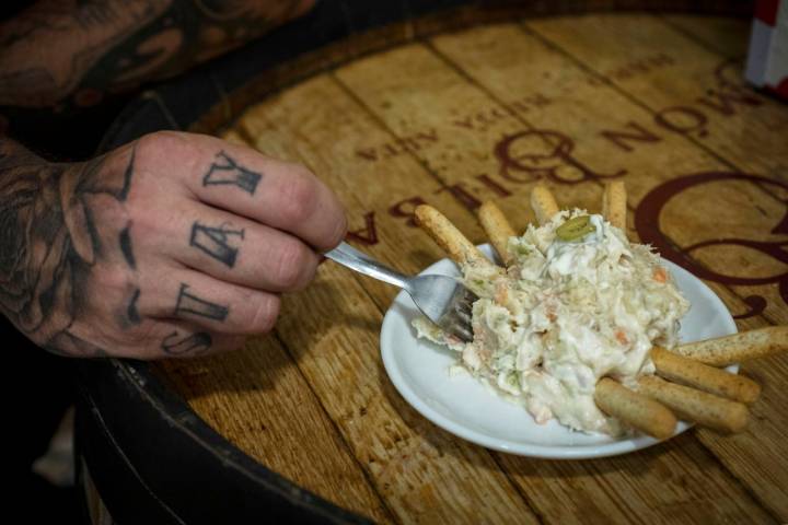 Además de croquetas, sirven una rica ensaladilla rusa.