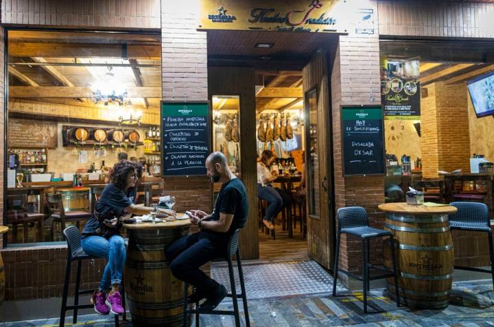 Haciendo honor a la antigua venta, elaboran sus propias carnes, jamones y embutidos.