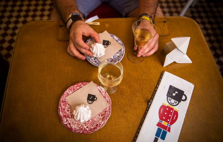 Chatos de vinos y Suspiros: merengue horneado de hojaldre relleno de láminas de almendra en su interior.