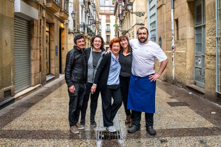 El clan al completo, solo falta el padre, José Ignacio Martínez: Amaia en el centro, rodeada de sus tres hijos, Nagore, Amaiur y Iulene, junto a su yerno.