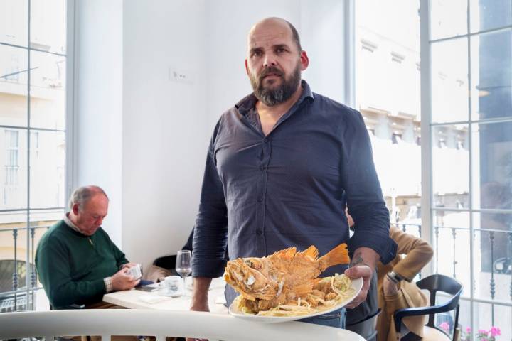 Álvaro Olea con un plato de cabracho.