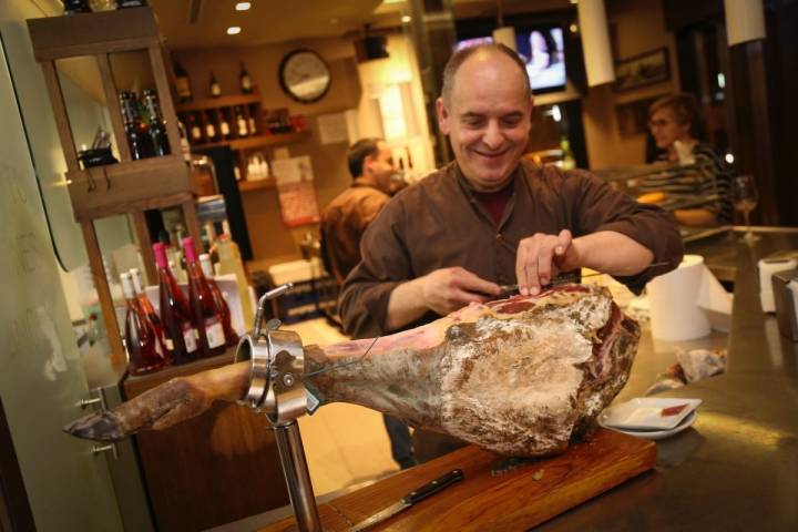 Que no falte una tapa de jamón del Guijuelo en Salamanca.