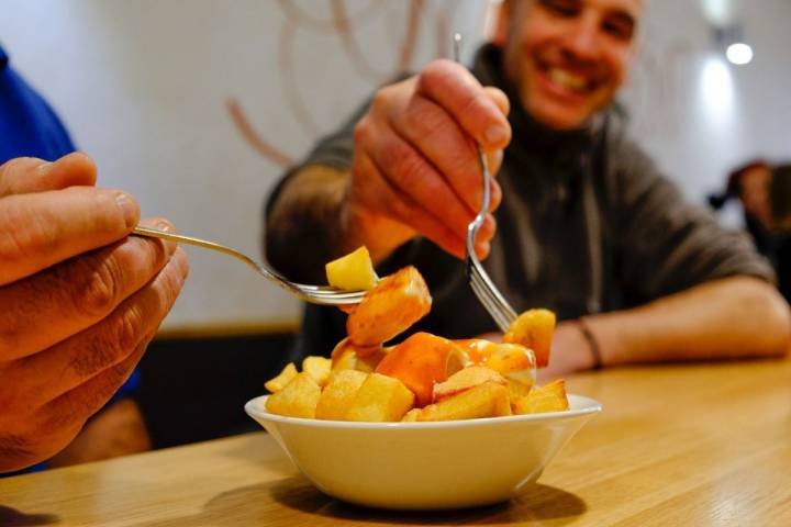 Patatas bravas hechas con cariño.