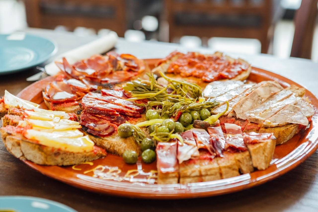 Queso 'machines', lomo embuchado, jamón, sobrasada, 'camaiot', hinojo marino, guindilla, aceituna mallorquina y 'cupadedos' en el 'pa amb oli' de 'Bar Cabrera'.