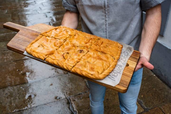 La empanada, icono de la cocina gallega, baila entre la tradición y la vanguardia en Santiago de Compostela.