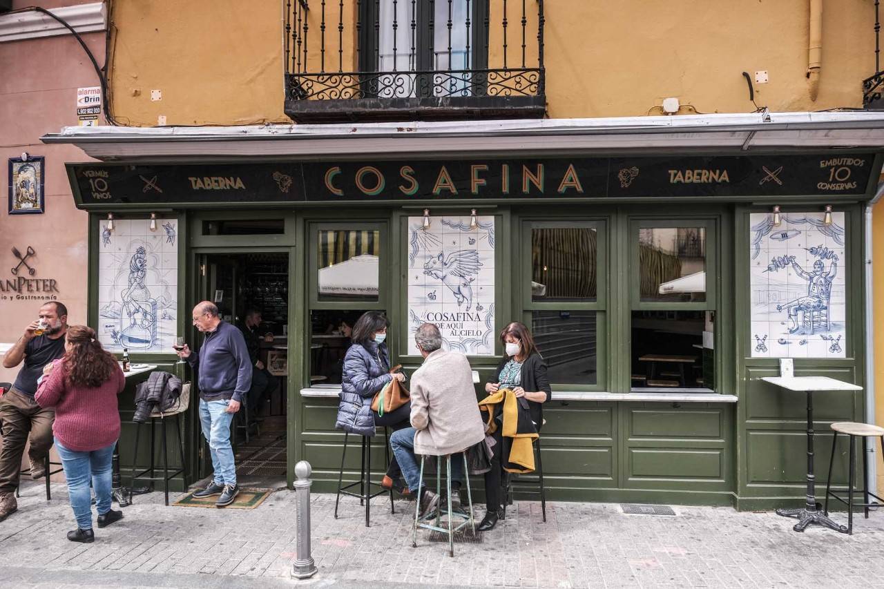 Vista de una de las terrazas de moda en Talavera, la de la taberna 'Cosafina'.