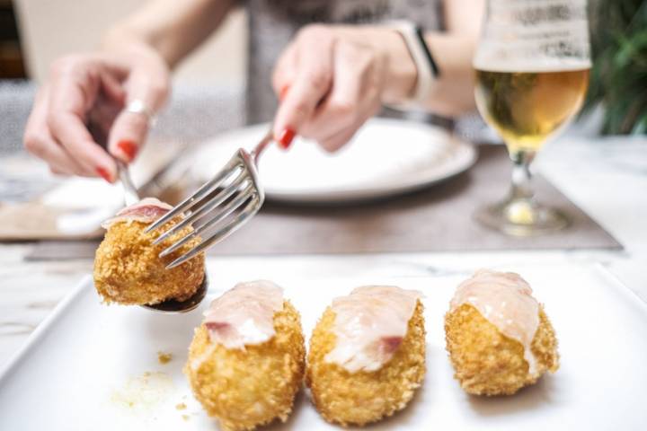 Las croquetas de jamón del bar 'Jauja' están empanadas en panko y cubiertas con un velo de papada.