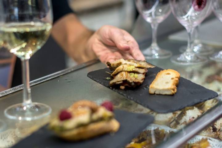 Tapas por Valladolid. Jero. Lomo ibérico, pimientos asados y setas de chopo. Foto: Alfredo Cáliz.