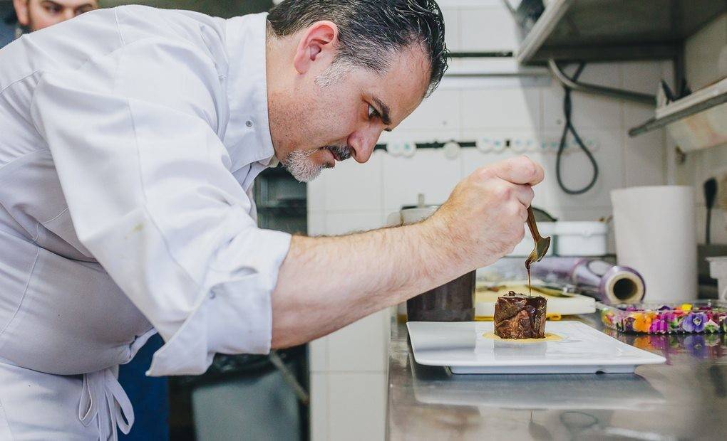 Juan Manuel de 'Mesón Hermanos Carrasco' cocinando.