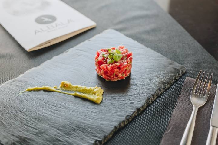 El delicioso tartar de atún de 'Albalá'. Foto: Javier Sierra.