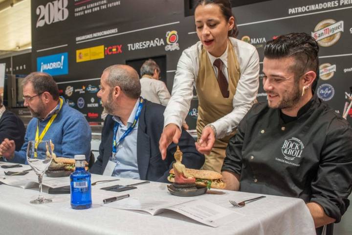 El cocinero Carlos Maldonado a punto de hincarle el diente a uno de los bocadillos.