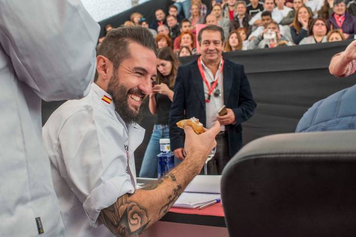 XIII Concurso Nacional de Tapas. El chef Javier Peña probando la ensaimada de cangrejo de río. Foto: Alfredo Cáliz