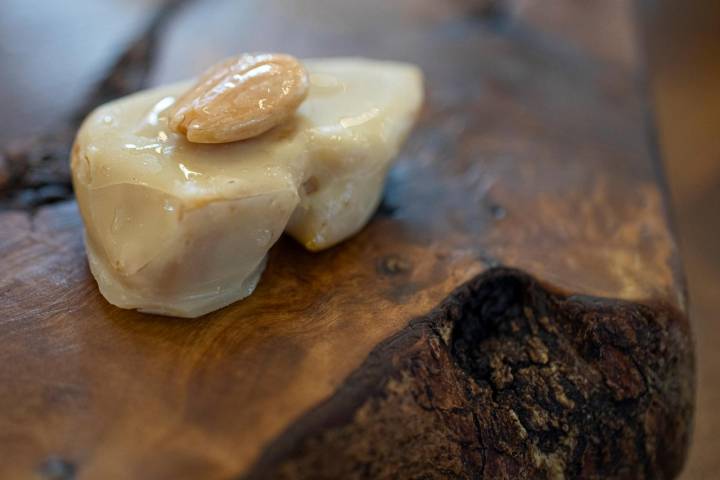 La hueva de mújol, el aperitivo murciano por excelencia, cubierta de cera de almendras marconas fritas.