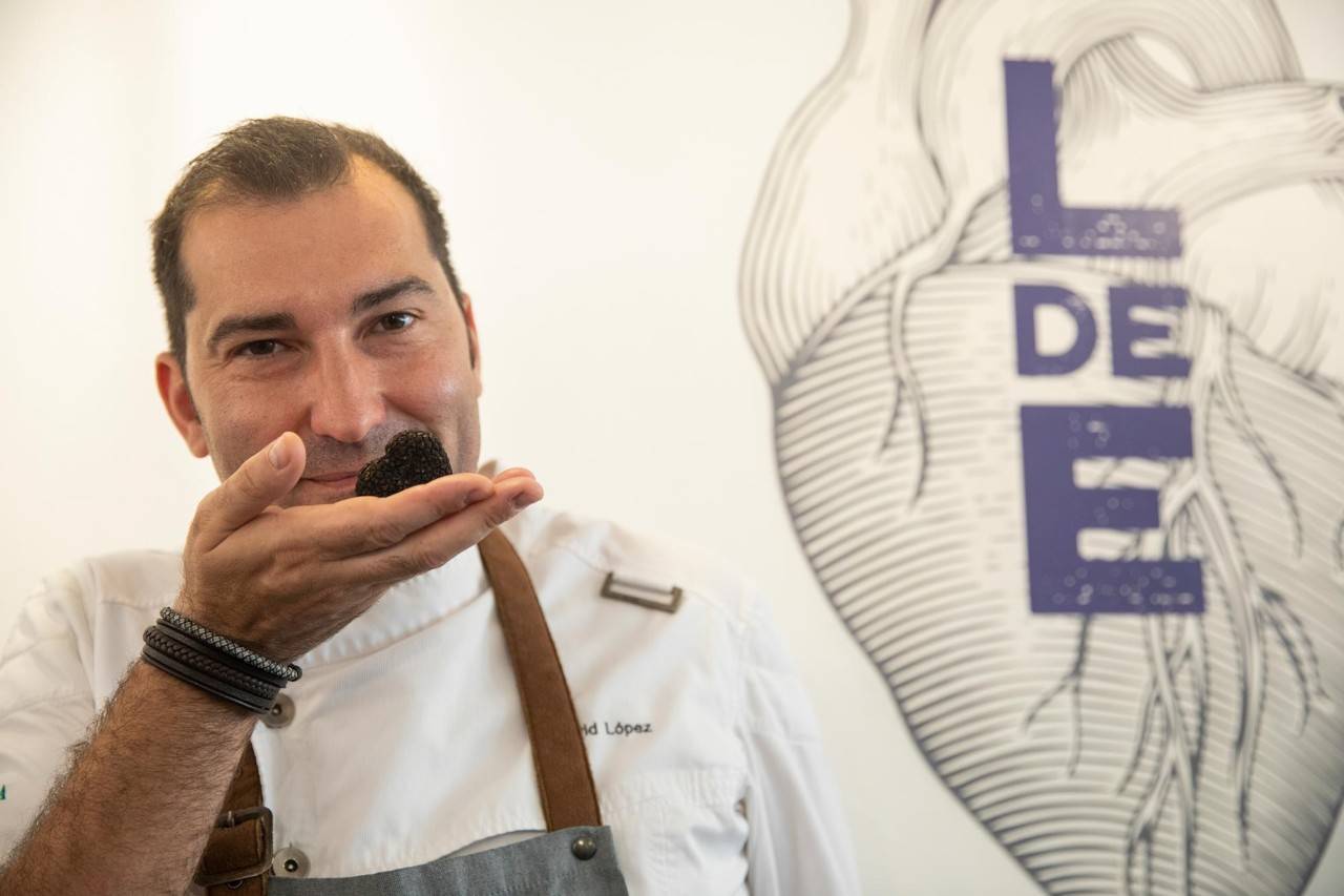 David López con una trufa negra en su mano.