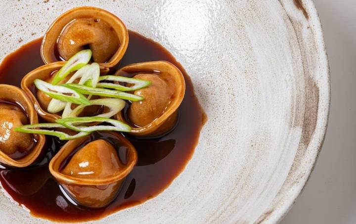 'Cappelletti' de manitas de cerdo y langostinos con salsa thai. Foto: 'Fraula'